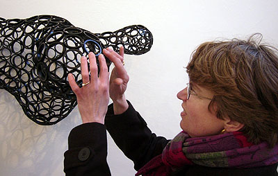 Blinde Frau tastet Skulptur